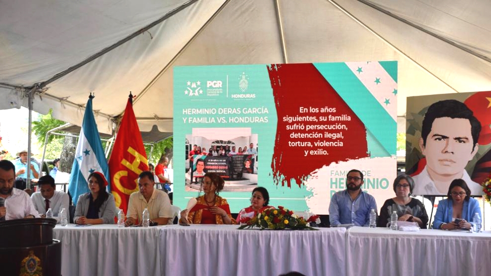 Imagen del acto público de reconocimiento de responsabilidad por el asesinato de Herminio Deras y graves violaciones a DDHH de sus familias
