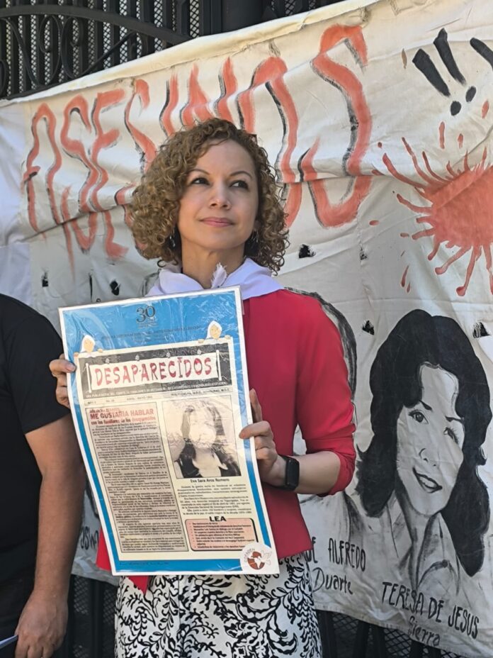 Natalie Roque durante el plantón del COFADEH el 24 de marzo de 2026